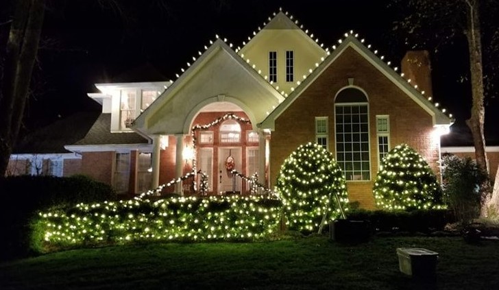 Yards With Stripes (YWS) hangs Christmas Lights in Clarksville, Portland and Nashville TN